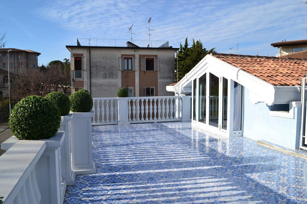 B And B Della Mimosa Desenzano del Garda Exterior foto